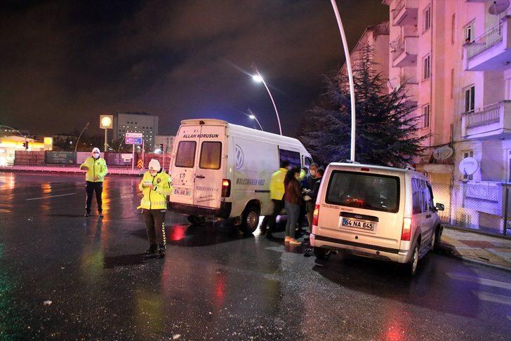 Uşak'ta hafif ticari araçla minibüsün çarpışması sonucu 9 kişi yaralandı G1