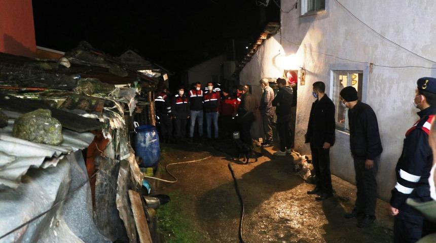Sakarya'da devrilen soba ahşap evi yaktı, yaşlı &ccedil;ift &ouml;ld&uuml;