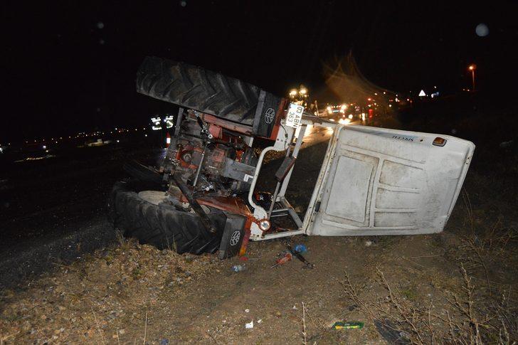 Afyonkarahisar'da otomobil ile traktör çarpıştı: 5 yaralı G3