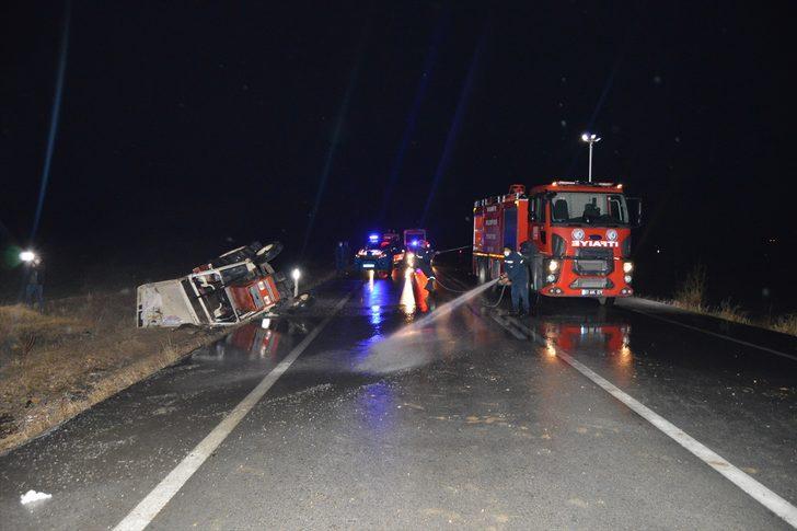 Afyonkarahisar'da otomobil ile traktör çarpıştı: 5 yaralı G4