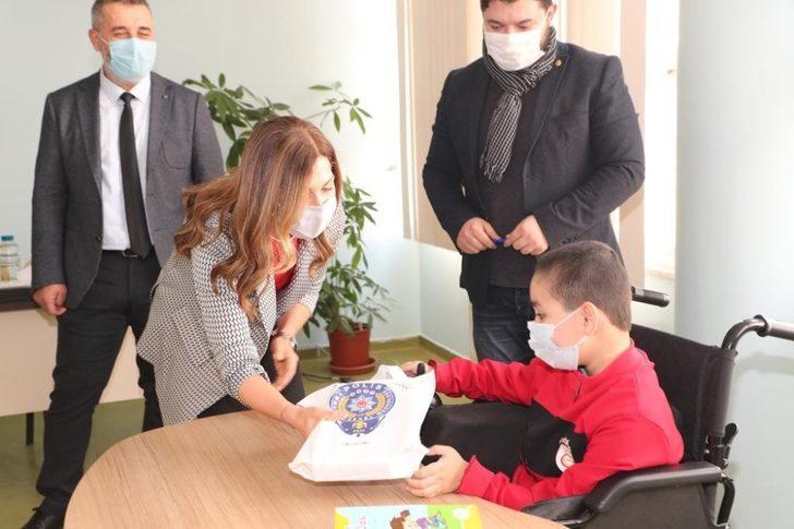 Polis eşlerinden ihtiyaç sahibi öğrencilere destek G4