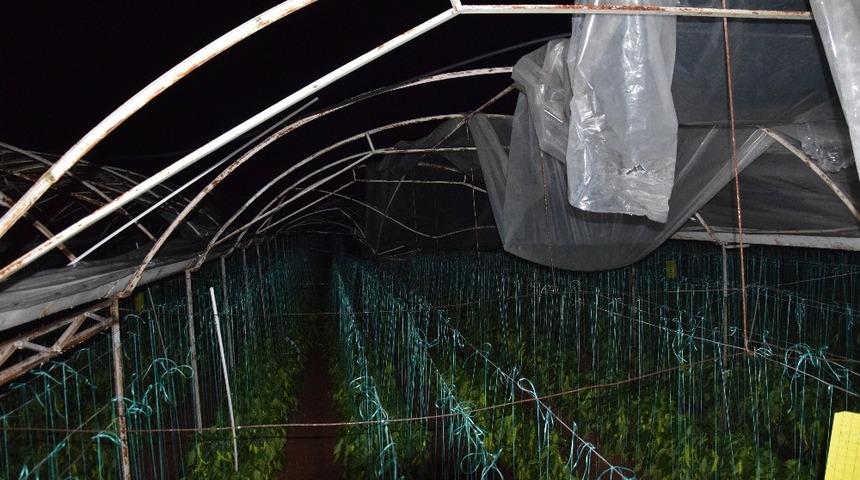 Antalya’da hortum seraları vurdu