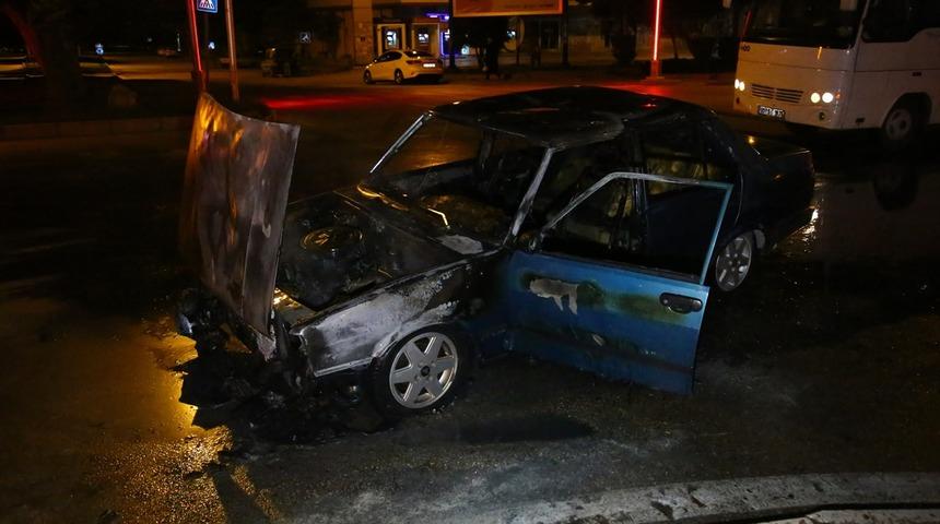 Adana'da seyir halindeki otomobil alev aldı
