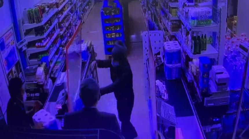 Alışveriş için gittiği markette silahlı soygunu önledi