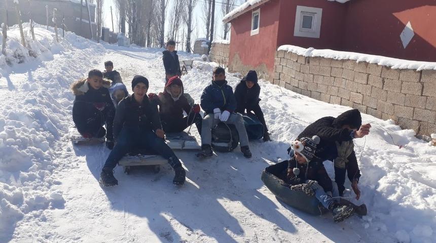 G&uuml;neşli havada kızak keyfi