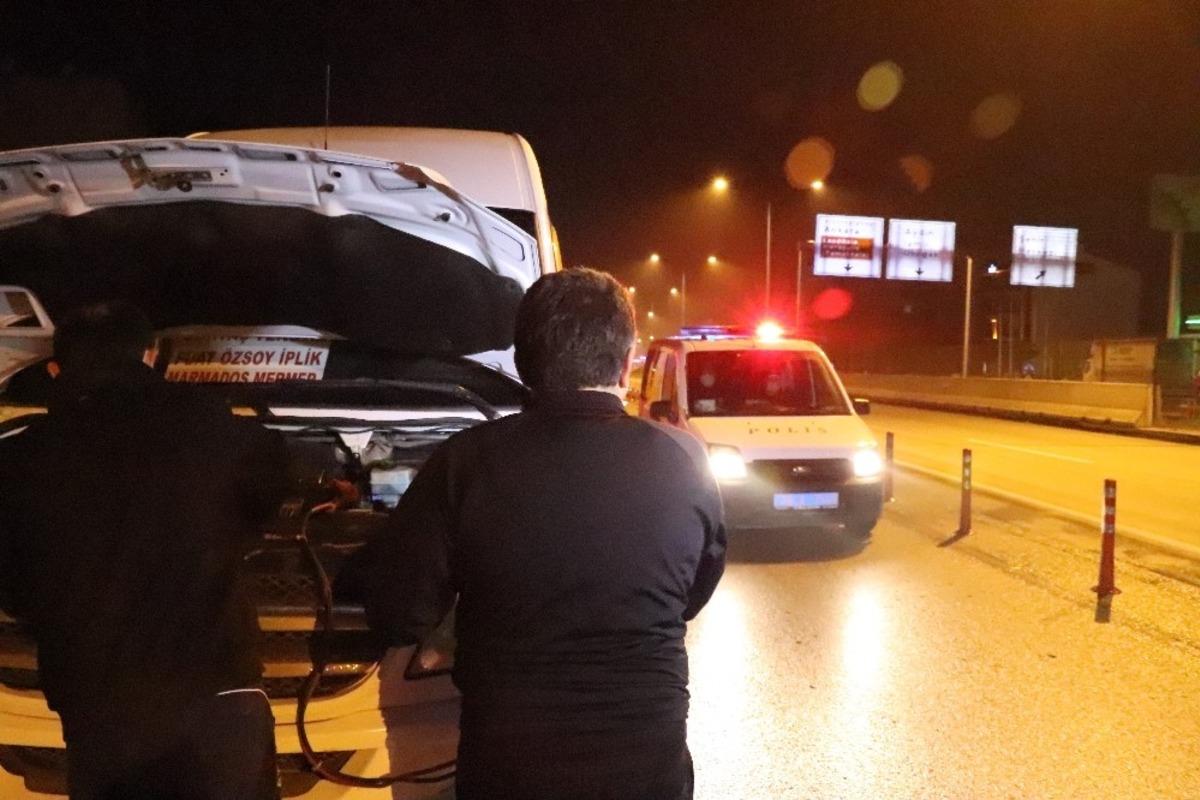 Kısıtlamada yolda kalan şof&ouml;r&uuml;n imdadına polis ekipleri yetişti