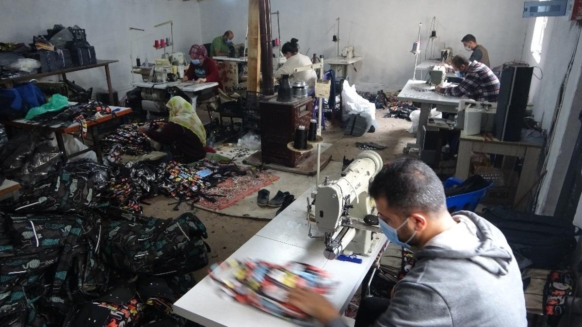 Fedakar anne &ccedil;anta &uuml;reterek &ccedil;ocuklarını &uuml;niversiteye g&ouml;nderiyor