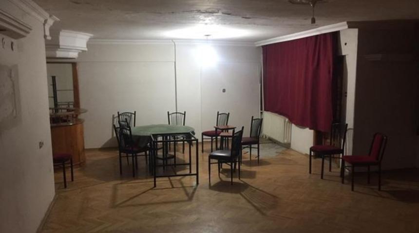 Evi a&ccedil;ık eğlence mekanına &ccedil;evirdiler, kumar oynarken yakalandılar