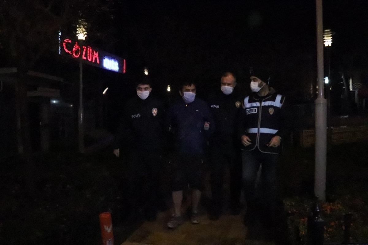 Rahatsız ettiği i&ccedil;in arkadaşını d&ouml;vd&uuml;, &ouml;nce inkar sonra kabul etti