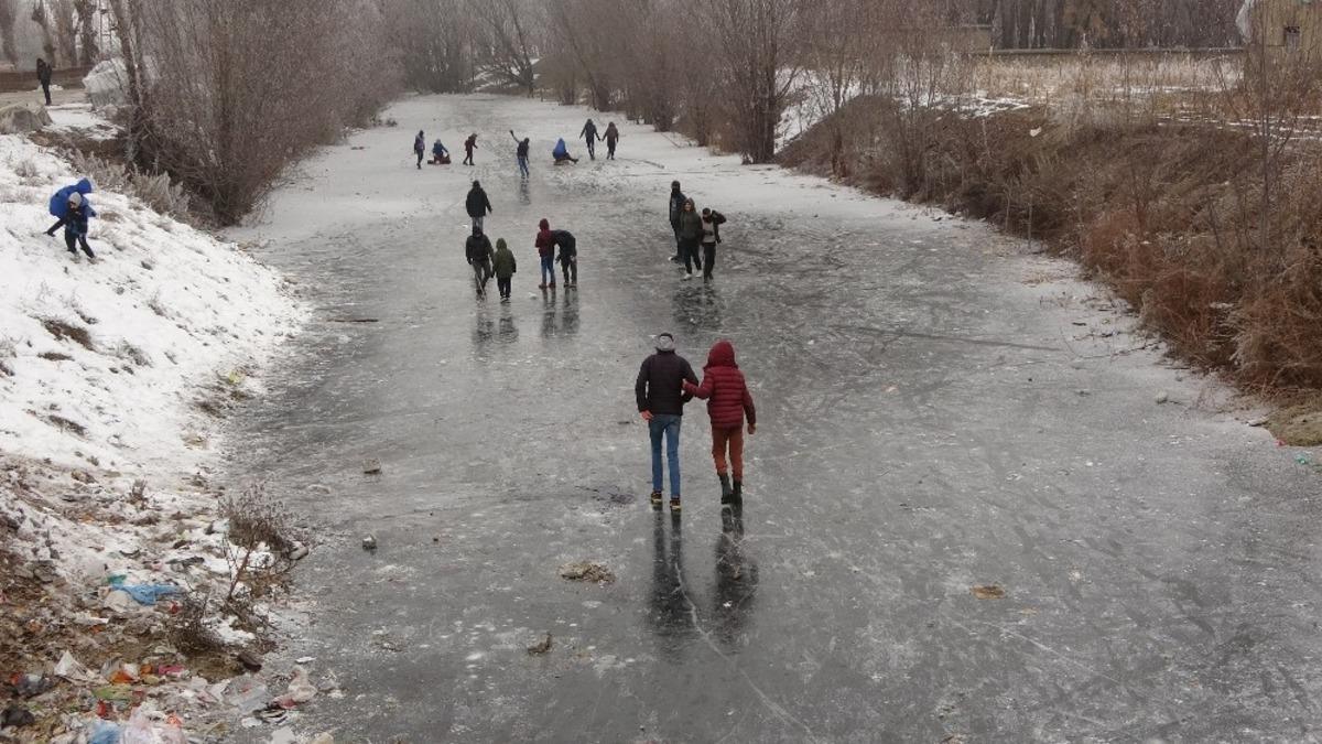 &Ccedil;ocukların donan derede kızak keyfi
