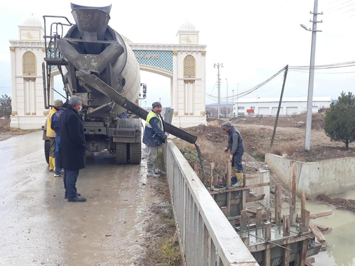 Altıntaş&rsquo;ta k&ouml;pr&uuml; genişletme &ccedil;alışması