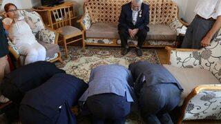 Bir anda önünde eğildiler! Sebebi herkesi ağlattı