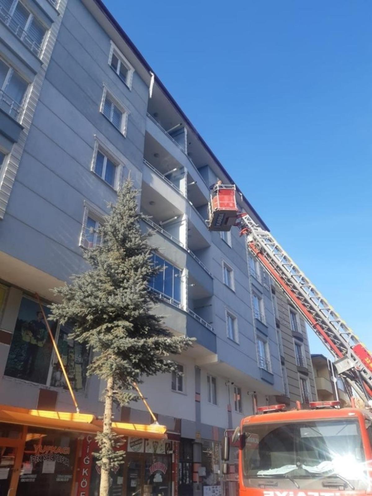 Kars&rsquo;ta &ccedil;atılarda oluşan buz sarkıtları temizleniyor