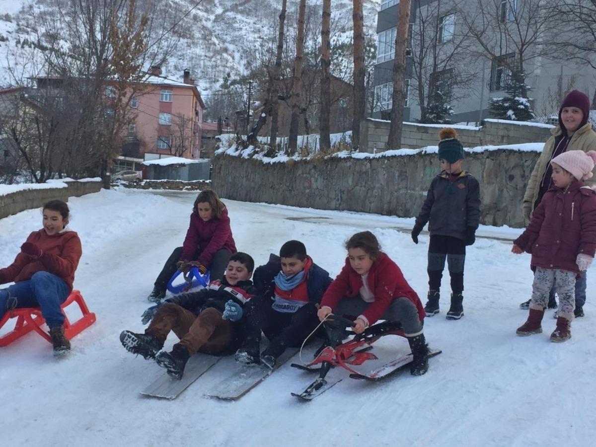 Bitlisli &ccedil;ocuklar karı eğlenceye d&ouml;n&uuml;şt&uuml;rd&uuml;