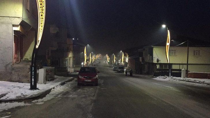 Karlıova’da cadde ve sokaklar modern aydınlatmalarla renklendi G2