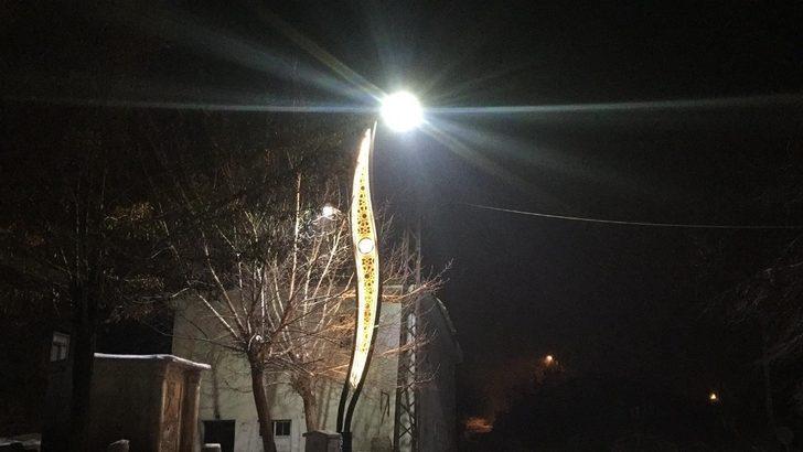 Karlıova’da cadde ve sokaklar modern aydınlatmalarla renklendi G3