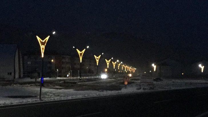 Karlıova’da cadde ve sokaklar modern aydınlatmalarla renklendi G4