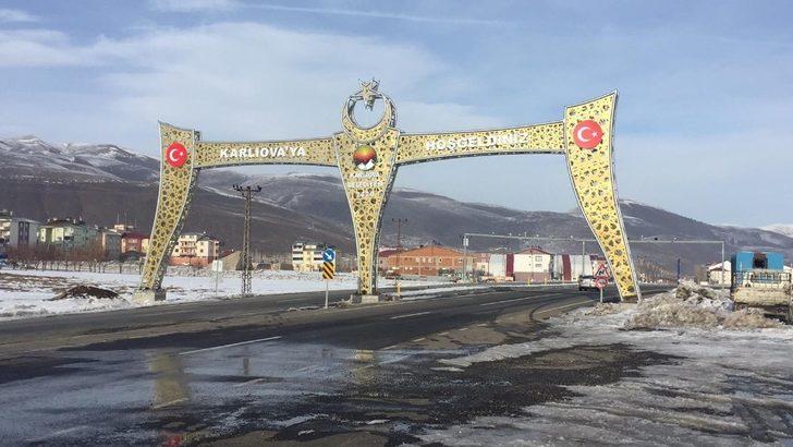 Karlıova’da cadde ve sokaklar modern aydınlatmalarla renklendi G5