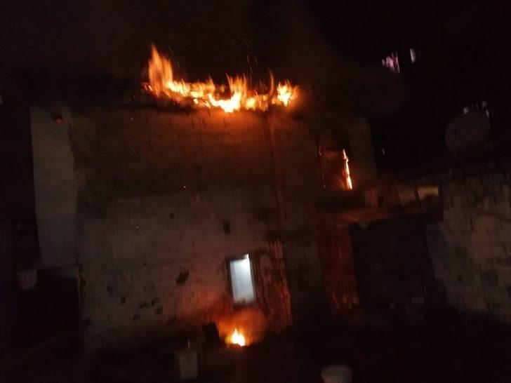 Ortaca’daki yangında ev kullanılamaz hale geldi G3