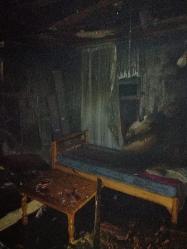 Ortaca’daki yangında ev kullanılamaz hale geldi G4