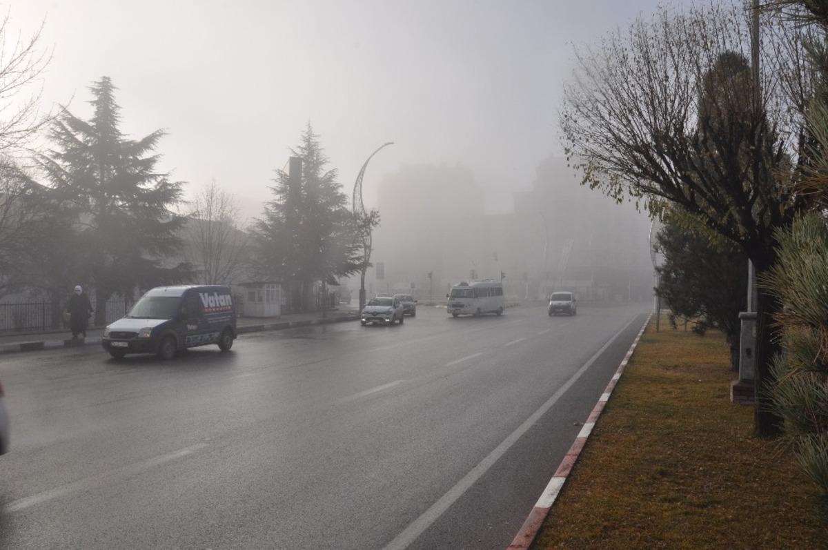 Afyonkarahisar&rsquo;da sisli hava etkili oldu