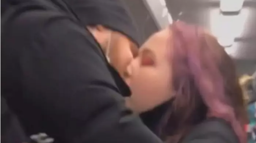 Korona kısıtlamalarını metroda öpüşerek protesto ettiler