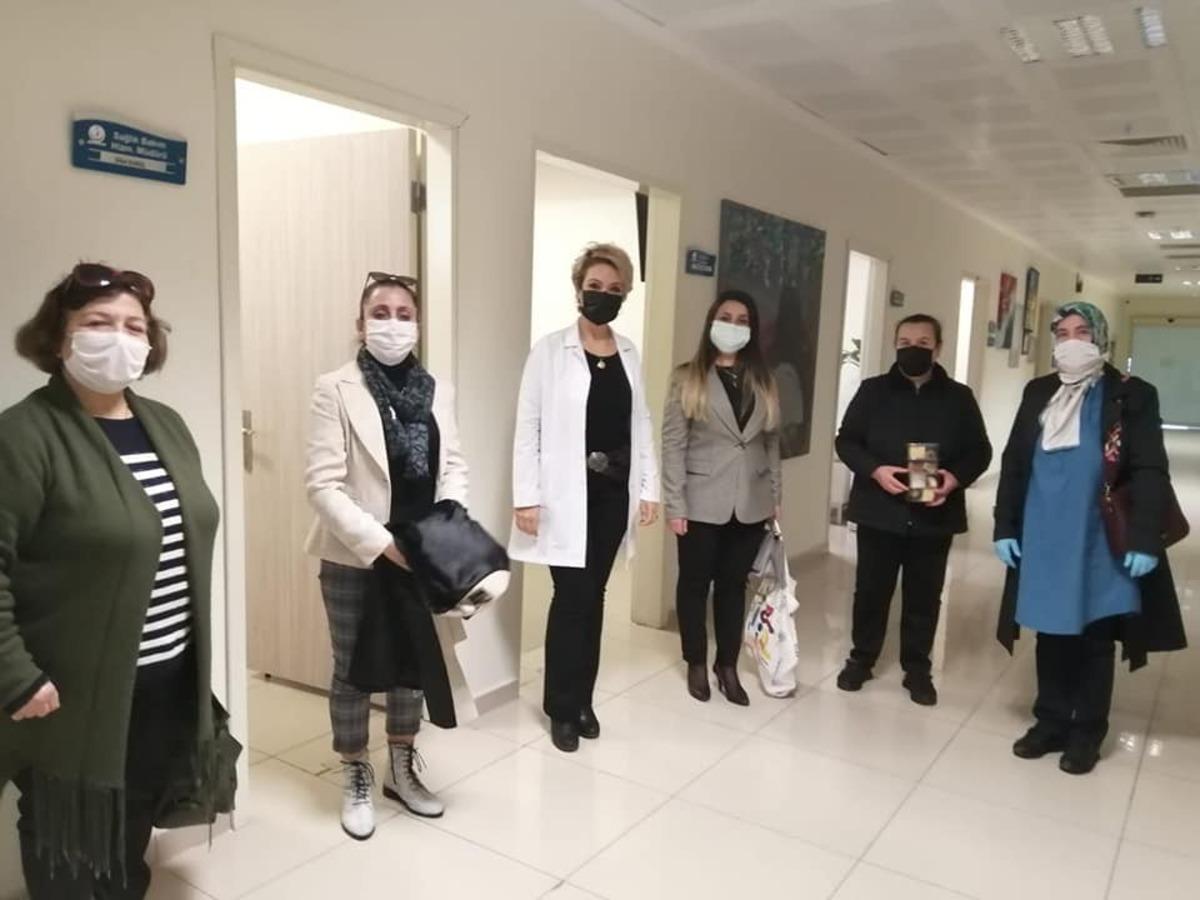 AK Partili kadınlardan sağlık &ccedil;alışanlarına moral ziyareti