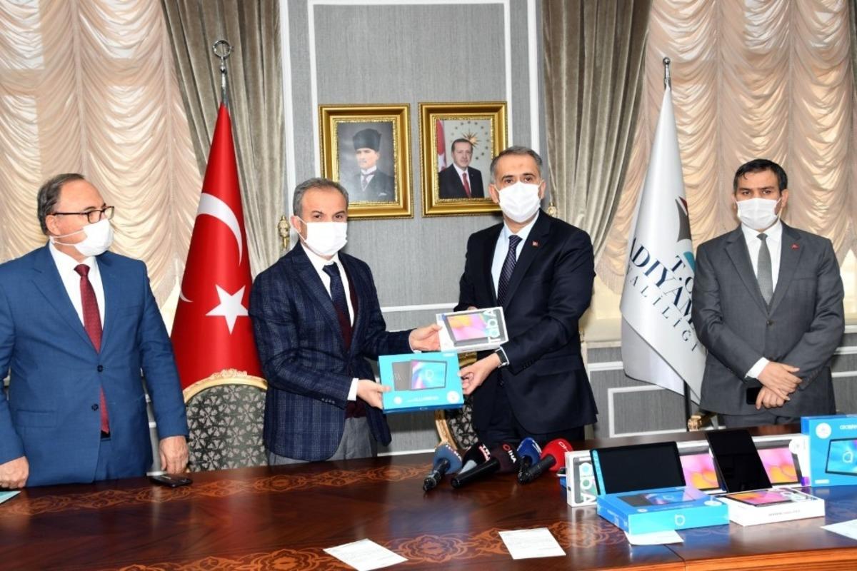 Adıyaman Belediyesi&rsquo;nden 2 bin 300 tablet ile eğitime destek