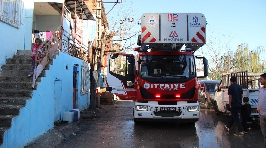 Evin bacasında &ccedil;ıkan yangın paniğe neden oldu