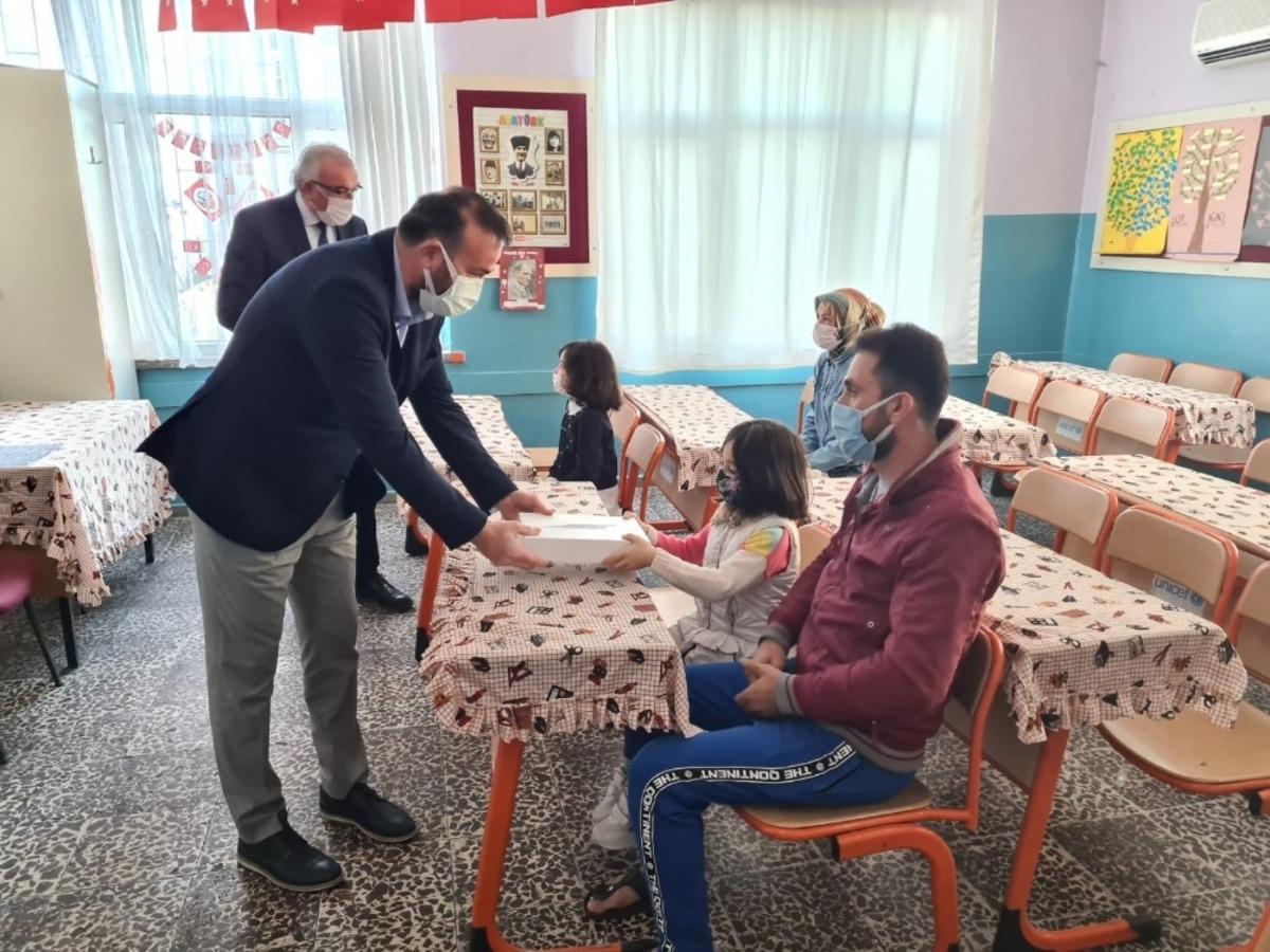 &lsquo;Cehaletin elinden bir kız &ccedil;ocuğunu daha &ccedil;ekip alsak&rsquo; dedi, kitabıyla kampanya başlattı