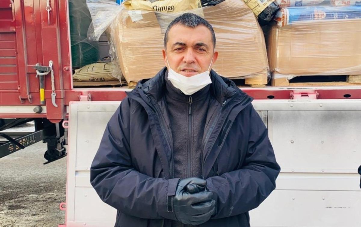 Sokak hayvanlarına mama geldi