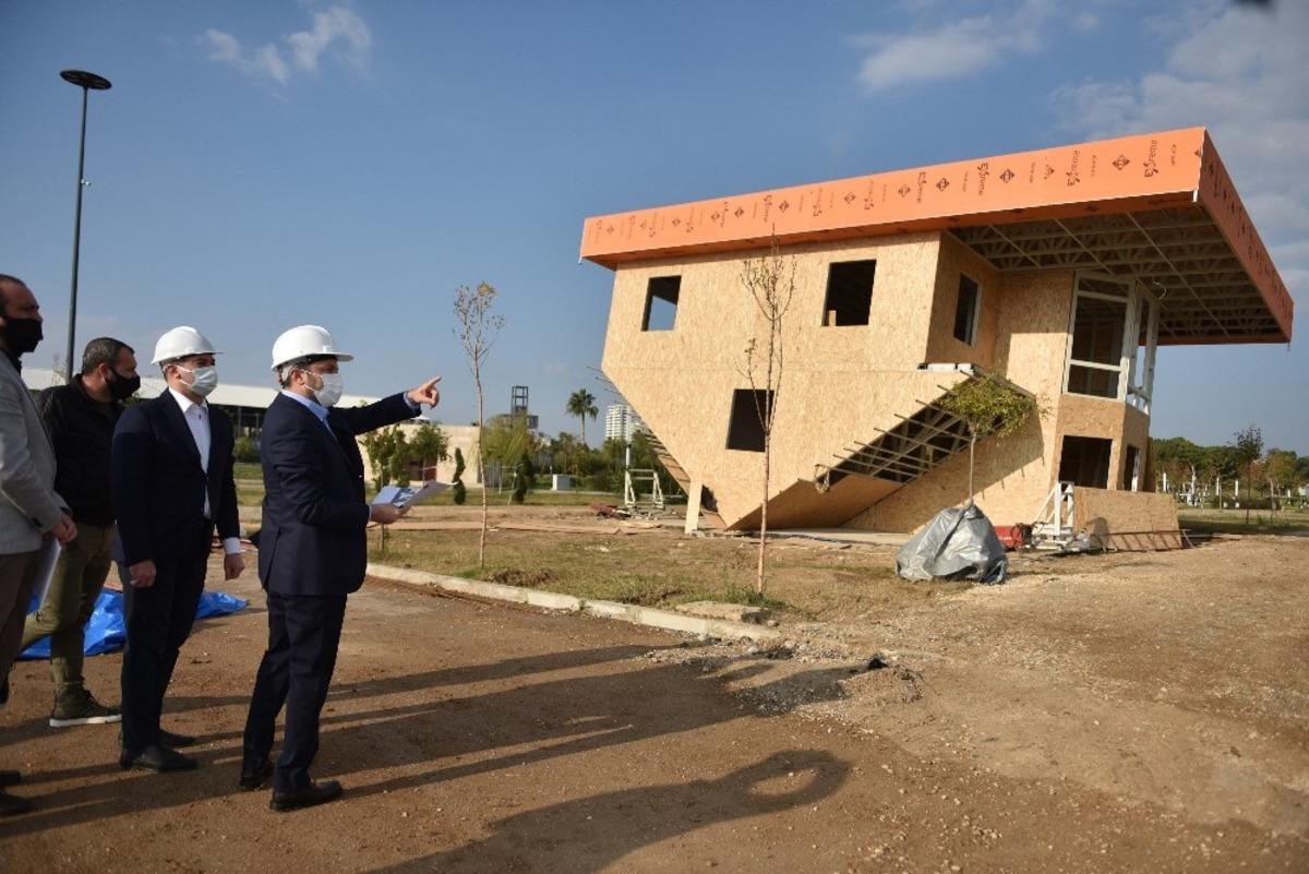 Bu ev ziyaret&ccedil;ilerin başını d&ouml;nd&uuml;recek