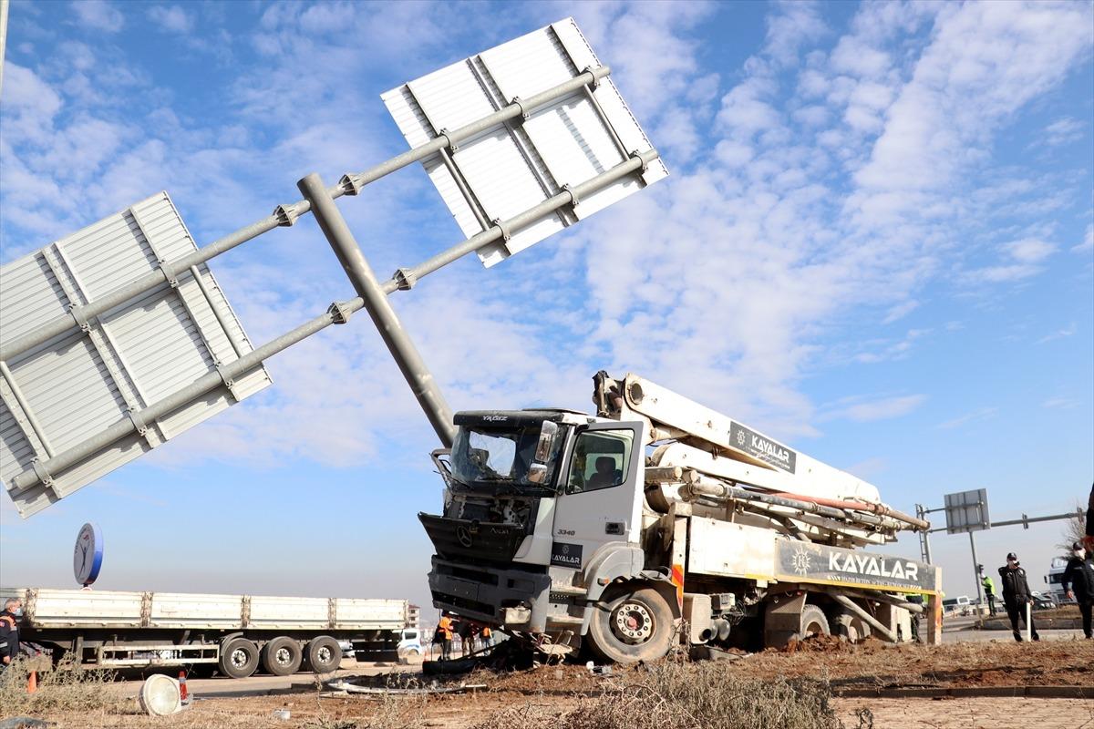 Elazığ'da beton pompa tırı otomobile &ccedil;arptı: 4 yaralı