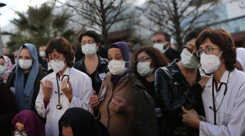Yılın hekimi seçilmişti! Koronavirüse yenilen doktor gözyaşlarıyla son yolculuğuna uğurlandı