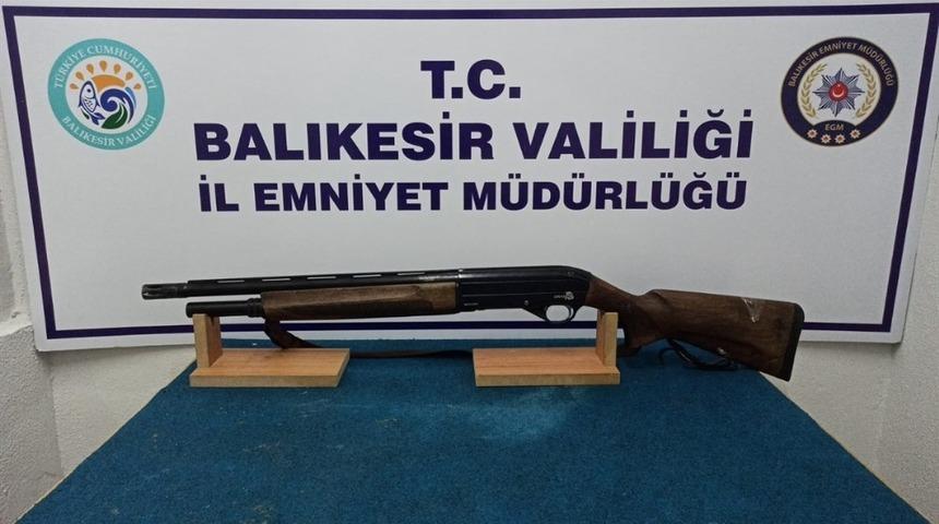 Balıkesir’de polis 4 aranan şahsı yakaladı