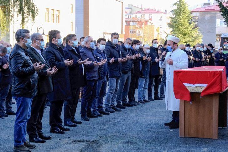 Yangın alanında kalp krizi geçirerek hayatını kaybeden şube müdürü son yolculuğuna uğurlandı G3