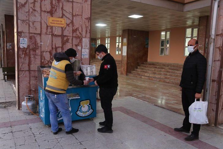 Şanlıurfa’da hasta yakınlarına çorba ikramı G2