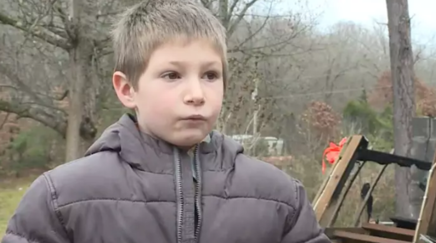 Yedi yaşındaki çocuk pencereden tırmanarak kardeşini yangından kurtardı