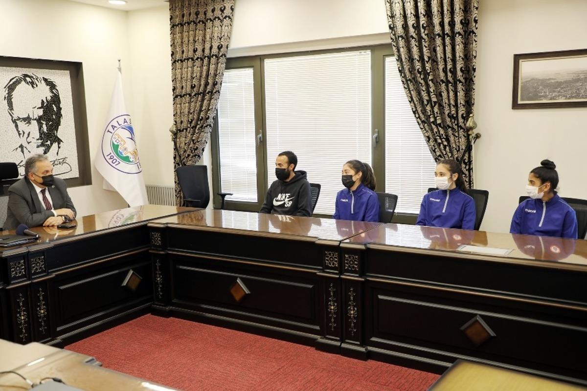 Başkan Yal&ccedil;ın T&uuml;rkiye 3.&rsquo;s&uuml; Talaslı sporcuları ağırladı