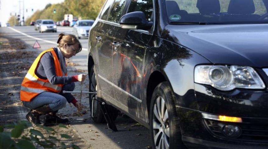 Seyir halinde, yüksek hızda lastik patlarsa ne olur?