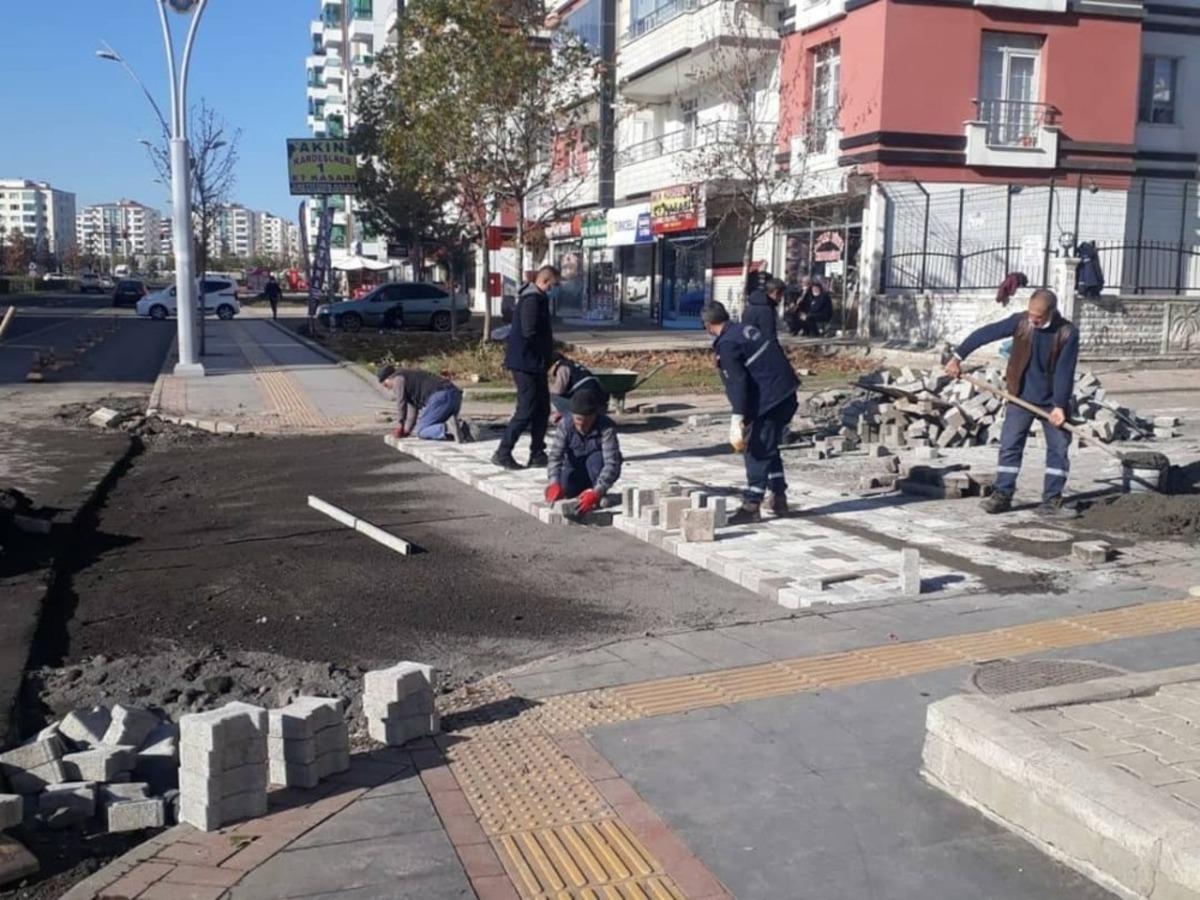 Bağlar&rsquo;da parke taşı d&ouml;şeme &ccedil;alışmaları devam ediyor