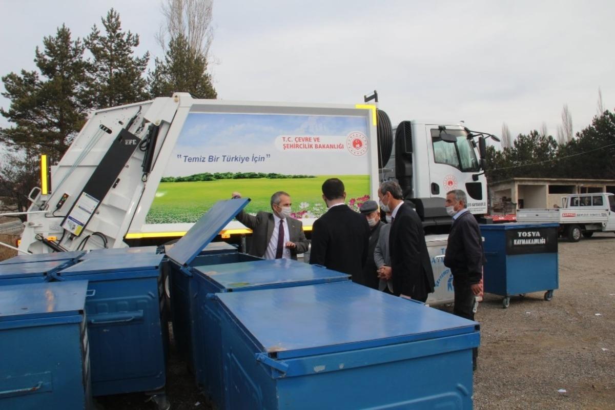 Tosya Kaymakamlığından k&ouml;ylere &ccedil;&ouml;p konteyneri dağıtımı s&uuml;r&uuml;yor