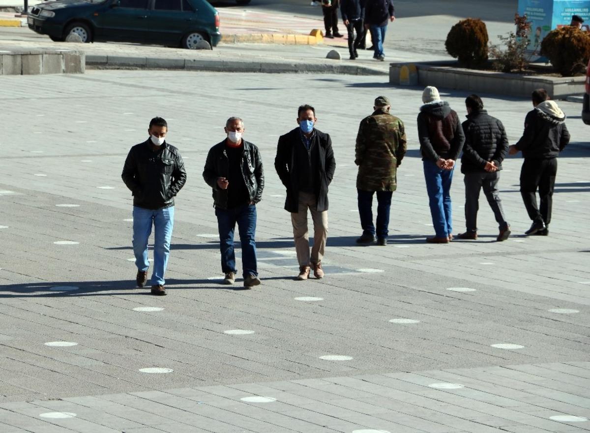 Pandemiye rağmen g&uuml;neşli havayı fırsat bilen vatandaşlar sokağa akın etti