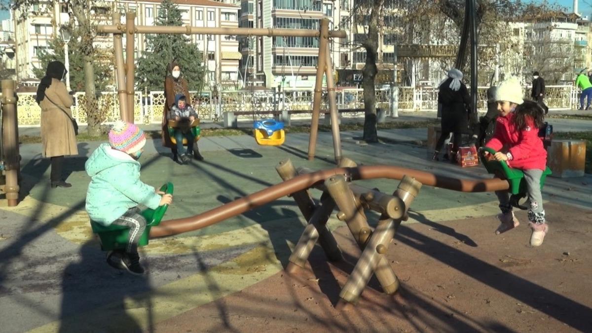 &Ccedil;ocuklar kış g&uuml;neşinin tadını &ccedil;ıkardı