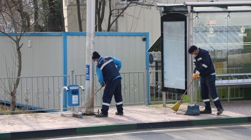 Kent genelinde yollar ve duraklar temizleniyor