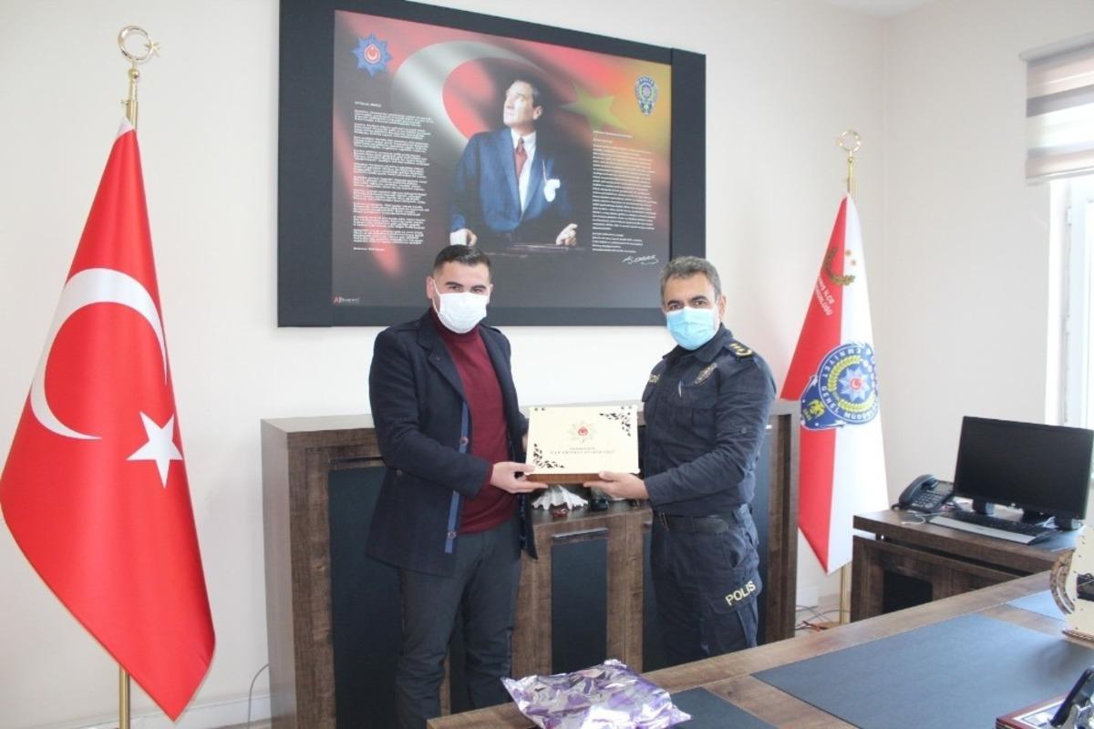 Emniyet M&uuml;d&uuml;r&uuml; &Ouml;zer&rsquo;den başarılı Gazetecilere hediye