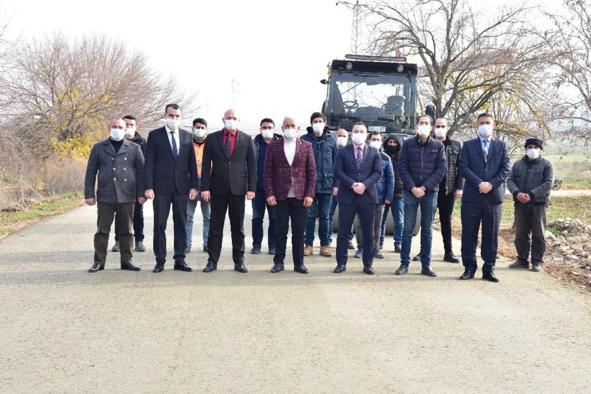 Manisa B&uuml;y&uuml;kşehir&rsquo;in beton yol imalatları devam ediyor