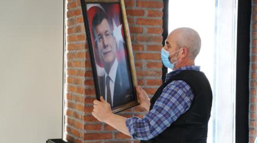 Gelecek Partisi'ndeki istifa kararı sonrası parti il binası boşaltıldı