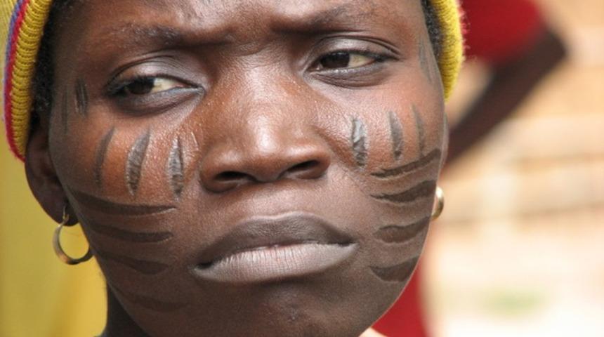 Bu semboller aslında soyadları: Afrika'nın acı verici geleneği deri kazıma 