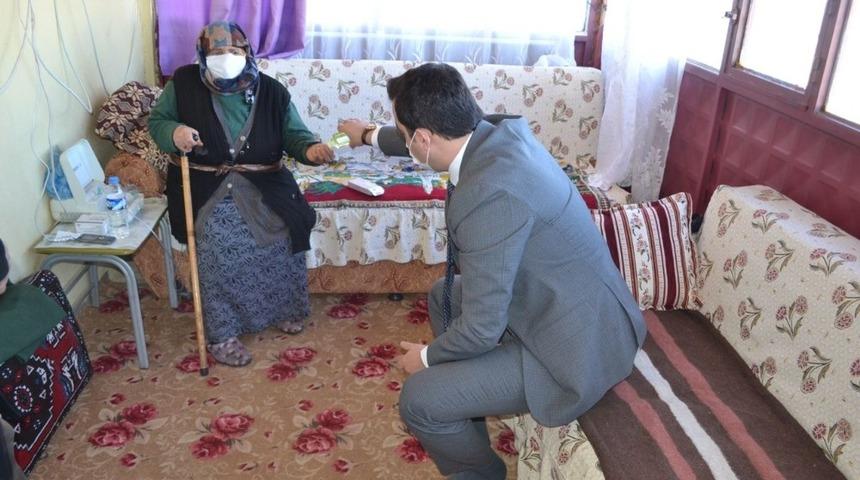 G&ouml;n&uuml;l yapmak i&ccedil;in sıcak a&ccedil; dağıtıyor